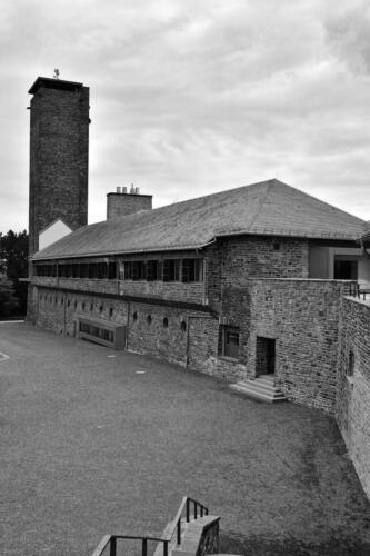 BESTIMMUNG: HERRENMENSCH